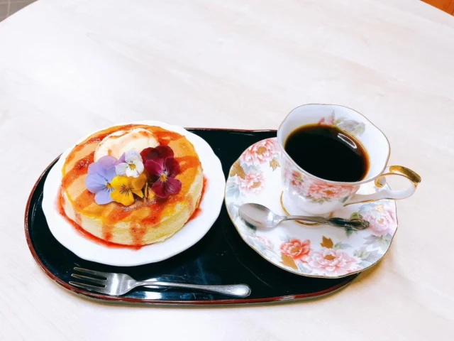 .

秩父宮記念公園うぐいす亭です☕️

5/10（日）は、母の日ですね😊

うぐいす亭では、『母の日ホットケーキセット』を数量限定販売いたします！

ふわふわのパンケーキに、彩り豊かなトッピングを添えた母の日限定メニューをご用意しました。

ドリンク付で800円での販売です！

甘いひとときを、大切なお母さんやご友人と一緒にぜひお楽しみください✨

#秩父宮記念公園
#秩父宮記念公園うぐいす亭
#母の日ホットケーキセット
#母の日
#micri