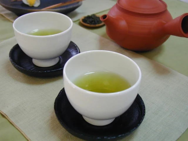 .
　
御殿場市民会館カルチャー
荒井園の銘茶を楽しむ教室～新茶～
開催のお知らせ📢
　
市内、荒井園から
NPO法人日本茶インストラクターの
荒井直美さんを講師に迎え開催します❗️
　
今回のテーマは新茶です🍵
 　
美味しく淹れるポイントを学び、
新鮮な香りの新茶を淹れてみましょう。
　
御殿場産新茶の特徴やお茶の成分・機能性、
茶殻の活用についてご紹介します。
嬉しいお茶菓子付きです。
　
　
開  催  日：6月10日（水）
開催時間：午前10時00分～午前11時00分
場　　所：御殿場市民会館　調理実習室
受  講  料：1,760円（税込）
　　　　　※茶器一式・テキスト・茶葉・お菓子込
定　　員：8名（先着順で受付開始し、定員になり次第締切）
　
　
詳しくは御殿場市民会館カルチャースクールHPをご覧ください。
お申込みはお電話または窓口にて受付中です。
お気軽にお問合せください🌈
　
　
主催・問合せ
御殿場市民会館 📞 0550-83-8000