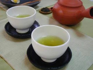 .
　
御殿場市民会館カルチャー
荒井園の銘茶を楽しむ教室～新茶～
開催のお知らせ📢
　
市内、荒井園から
NPO法人日本茶インストラクターの
荒井直美さんを講師に迎え開催します❗️
　
今回のテーマは新茶です🍵
 　
美味しく淹れるポイントを学び、
新鮮な香りの新茶を淹れてみましょう。
　
御殿場産新茶の特徴やお茶の成分・機能性、
茶殻の活用についてご紹介します。
嬉しいお茶菓子付きです。
　
　
開  催  日：6月10日（水）
開催時間：午前10時00分～午前11時00分
場　　所：御殿場市民会館　調理実習室
受  講  料：1,760円（税込）
　　　　　※茶器一式・テキスト・茶葉・お菓子込
定　　員：8名（先着順で受付開始し、定員になり次第締切）
　
　
詳しくは御殿場市民会館カルチャースクールHPをご覧ください。
お申込みはお電話または窓口にて受付中です。
お気軽にお問合せください🌈
　
　
主催・問合せ
御殿場市民会館 📞 0550-83-8000