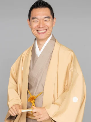 .
　
特撰落語会 柳家花緑 独演会
チケット発売開始のお知らせ📢
　
　
本日、9時から【特撰落語会 柳家花緑 独演会】の
チケット発売を開始いたします。
　
御殿場市民の花緑師匠による独演会‼️
御殿場市民会館での独演会は
昨年に続いて2回目の開催です。
　
ぜひ会場にて花緑師匠の生の落語をお楽しみください。
たくさん笑いましょう😆👏
　
　
＊ 日　　時：8月23日（日）
＊ 時　　間：開演14時（開場13時30分）
＊ 会　　場：御殿場市民会館 大ホール
＊入  場  料：全席指定席 3,800円（税込）
　　　　　　※未就学入場不可
　
皆さまのご来場を心よりお待ちしております🙇‍♂️
　
　
問合せ
御殿場市民会館📞0550-83-8000