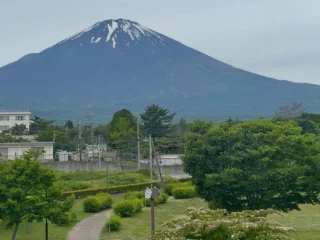 桜公園からお知らせします。
富士山の雪もだいぶ少なくなってきました。
日差しは和らいでいるので、外で遊びやすいお天気です。

#御殿場市桜公園
#富士山
#mtfuji