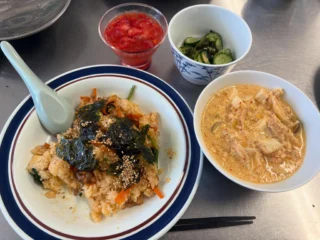 .
　
御殿場市民会館カルチャー教室
日常に役立つおいしい家庭料理🍳
　
旬野菜の創作家庭料理で人気の
裾野市『緑笑庵』店主を講師に迎え
月1回開催している家庭料理を学ぶ講座です。
　
　
＼ 5月のメニュー ／
＊混ぜるだけキンパ
＊きゅうりとわかめのしょうが酢サラダ
＊豆乳チゲスープ
＊いちごゼリー
　
　
講座では薬膳やマクロビオテックの要素を取り入れた
講師オリジナルメニュー全4品（主菜・副菜・汁物・デザート）を学びます。
　
途中入会も可能ですのでお気軽にご相談ください🌿
　
詳しくは御殿場市民会館カルチャー教室ホームページをご覧いただくか直接お問合せください。
　
　
主催・問合せ
御殿場市民会館📞0550-83-8000