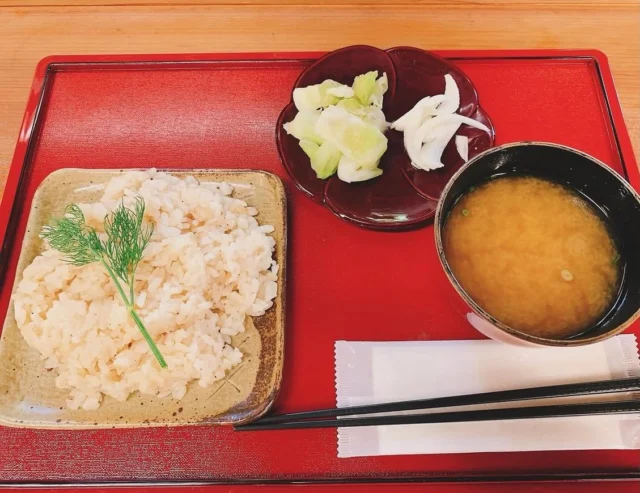 .

秩父宮記念公園うぐいす亭です☕️

うぐいす亭では、季節のご飯プレートが『たけのこの炊き込みご飯プレート』から『新玉ねぎの炊き込みご飯プレート』に変わりました！

園内産の新玉ねぎをたっぷり使った優しい甘さとバターの香りが広がる炊き込みご飯に、園内産の野菜を使ったお味噌汁、付け合わせのピクルスが付いて900円での販売です😊

玉ねぎには、ビタミンCや食物繊維など身体に嬉しい栄養素が沢山含まれていますので、季節の変わり目の疲れた身体を癒すのにはぴったりな食材です！

この季節だけのご飯プレートをぜひご賞味ください🧅🍽️

#秩父宮記念公園
#秩父宮記念公園うぐいす亭
#新玉ねぎの炊き込みご飯プレート
#園内産野菜
#期間限定