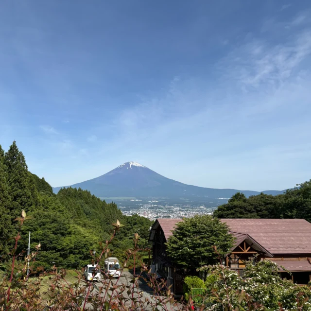 今朝の富士山です。
一昨日、雪が降ったようで、ちょこっと山頂が白くなっています。
#乙女森林公園キャンプ場
#御殿場市
#富士山
#富士山の見えるキャンプ場
#金時山
#箱根
#乙女峠
#ミクリ
#micri
