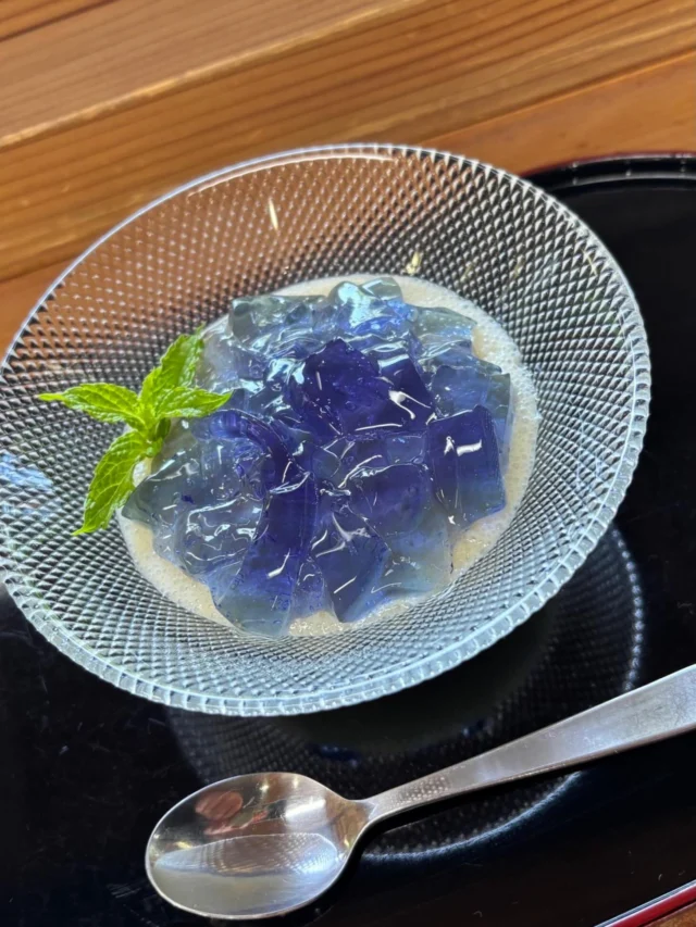 .

秩父宮記念公園うぐいす亭です☕️

6/21(日)、秩父宮記念公園は無料開放日となっております。

うぐいす亭では、21日限定で『あじさいゼリー(税込300円)』を数量限定で販売いたします！

優しい甘さの豆乳プリンにきれいな紫陽花ゼリーを乗せました😊

雨の季節を彩る紫陽花をイメージした、見た目も涼やかな紫陽花ゼリーです。目でも舌でも初夏を感じられる、季節限定のスイーツをぜひご賞味ください😊

#秩父宮記念公園
#秩父宮記念公園うぐいす亭
#紫陽花ゼリー
#数量限定
#無料開放日