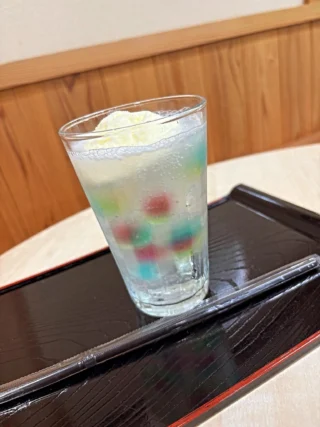 .

秩父宮記念公園うぐいす亭です☕️

7/5(日)、秩父宮記念公園ではGOTEMBA MEDAKA FES2026が開催されます🐟

当日うぐいす亭スタッフは、売店休憩所内におきましてビー玉の形のゼリーが入った『ビー玉クリームソーダ』や『綿菓子』、『梅おにぎり』などを販売いたします！

当日のみの限定販売となりますのでイベントと併せてぜひお楽しみになってください☺️

※当日は喫茶うぐいす亭は終日closeとなりますのでご注意下さい。

#秩父宮記念公園
#秩父宮記念公園うぐいす亭
#ビー玉クリームソーダ
#gotembamedakafes 
#micri