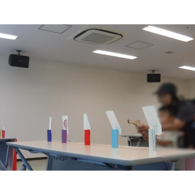 .
今年も開催します、ふじざくらサマーフェスティバル2026。
今回はイベント内容の中から、ひとつの催しをピックアップしてご紹介します。
.
夏祭りの定番「射的」を楽しめるコーナーです。
輪ゴムでっぽうで狙いを定めて、景品をねらうワクワク感は子どもから大人まで大人気。
初めての方でも気軽に参加できますので、ぜひ挑戦してみてください。
.
📅 2026年7月25日(土) 10:00〜14:00 
📍第１研修室
💴参加費：1回/200円
.
※有料催しへの参加には、1階総合案内での事前チケット購入が必要です。