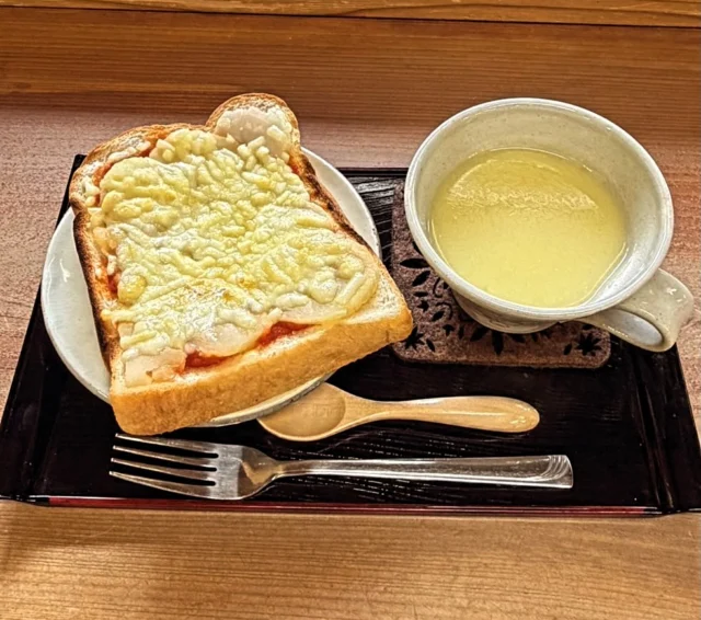 .

秩父宮記念公園うぐいす亭です☕️

うぐいす亭では、季節のトーストが『たけのこの味噌マヨトースト』から『完熟トマトとじゃがいものピザトースト』に変わりました！

ホクホクの園内産の新じゃがいもに、ほどよい酸味のトマトソース、とろ〜りチーズを合わせて香ばしく焼き上げました✨

シンプルだけど、素材のおいしさがしっかり楽しめる満足感のある一品です😊
スープ付きで900円での販売です！

ランチや軽食にぜひお召し上がりください☕️

#秩父宮記念公園
#秩父宮記念公園うぐいす亭
#季節のトースト
#リトルベア
#期間限定メニュー