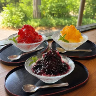 .
秩父宮記念公園うぐいす亭です☕️

明日、8/8(土)に秩父宮記念公園ではMIYAtei FEStival2026が開催されます！！

うぐいす亭スタッフは売店休憩所内において、特製かき氷や綿菓子、おにぎりなどを販売いたします🍧

また17:30からはビアガーデンが開催され、うぐいす亭スタッフもソーセージやモツ煮などのお酒に合うおつまみを販売いたします🍺

1日を通してお楽しみいただけるイベントとなっておりますので皆さまのご来園お待ちしております😊

※当日は喫茶うぐいす亭は終日closeとなりますのでご注意下さい。

#秩父宮記念公園
#秩父宮記念公園うぐいす亭
#miyateifestival2026
#特製かき氷
#綿菓子