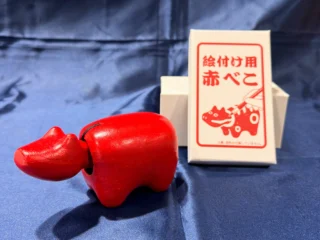 【会津フェア】赤べこ絵付け体験

いよいよ明日から
会津フェアがスタートします❗️

赤べこ絵付け体験は、
写真の通り、真っ赤に塗ってある赤べこに
模様や色を重ねていただくものです🎨

オリジナルの赤べこ、
思いのままに描くのも良いですし、
忠実に再現するのもまた素敵ですね😄

数に限りがございます。
予約制ではございませんので、
当日売店にてお申し付けください☆

※体験不可日もございます。ご不明点、ご質問は
お電話にてお問い合わせください。