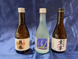 【会津フェア】商品紹介！
300mlの飲み切りやすいサイズをご提供！

花春
福島県産米を自家精米で丁寧に磨き上げ、低温熟成でじっくりと造り上げた純米酒です。
酸度と日本酒度の絶妙なバランスが、濃醇な「中辛口」を実現しました。

冷美　月弓
あえて冷たく、さらに美しく。　その酒味を「清楚な美女を思わせる」と評された名倉山純米酒。きりりと冷やしてお楽しみください。

京の華
やや辛口で深みのある味わい。穏やかな香で料理の邪魔をしない純米吟醸酒です。

お好みのものに出会えますように😊
ご来園、お待ちしております！