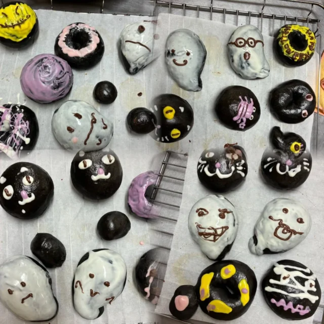 先日のパン教室の画像です♪
今月のメニューはハロウィンパーティー🎃
ブラックココアを混ぜた生地にチョコでお絵描き🎨✍💕
みんなで、え〜苦手💦なんて言いながらも真剣に楽しく書きました
黒糖シフォンケーキ
お砂糖を黒糖に変えたシフォンケーキ
コクがあって美味しいケーキになりました
生クリームを添えて余ったチョコもつけて美味しくたべました😋

月に一度の手作りパン教室 一緒に体験しませんか？？

#手作り #パン教室 #カルチャー #gotemba #micri 

#ハロウィン #黒糖シフォンケーキ #gotembagram #gnews3776 #gotembasen_net