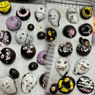 先日のパン教室の画像です♪
今月のメニューはハロウィンパーティー🎃
ブラックココアを混ぜた生地にチョコでお絵描き🎨✍💕
みんなで、え〜苦手💦なんて言いながらも真剣に楽しく書きました
黒糖シフォンケーキ
お砂糖を黒糖に変えたシフォンケーキ
コクがあって美味しいケーキになりました
生クリームを添えて余ったチョコもつけて美味しくたべました😋

月に一度の手作りパン教室 一緒に体験しませんか？？

#手作り #パン教室 #カルチャー #gotemba #micri 

#ハロウィン #黒糖シフォンケーキ #gotembagram #gnews3776 #gotembasen_net