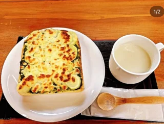 .

秩父宮記念公園うぐいす亭です☕️

うぐいす亭では、じゃがいものトーストがトマトソースから園内産バジルを使ったバジルソースのトーストに変わりました！

じゃがいもの優しい甘さと、園内産バジルの爽やかな香りがサクサクのトーストと相性抜群です😊

この機会にぜひお召し上がり下さい！！

#秩父宮記念公園
#秩父宮記念公園うぐいす亭
#じゃがいもとバジルのピザトースト
#リトルベア
#季節のトースト