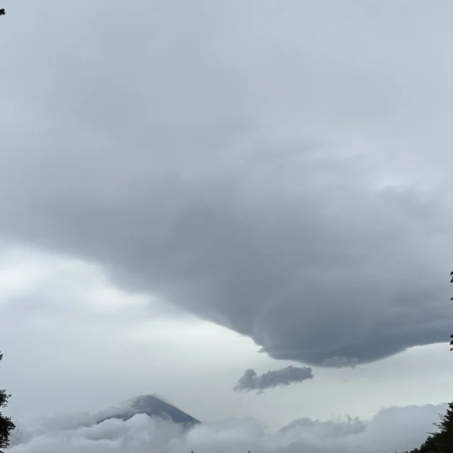 おはようございます。
昨日は久しぶりの「晴れ」でしたが、今日は小雨の朝です。
富士山の隣には巨大な吊るし雲が現れています。
#乙女森林公園
#乙女森林公園キャンプ場
#御殿場市
#富士山の見えるキャンプ場
#富士山
#吊るし雲
#箱根
#金時山
#ミクリ
#micri