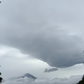 おはようございます。
昨日は久しぶりの「晴れ」でしたが、今日は小雨の朝です。
富士山の隣には巨大な吊るし雲が現れています。
#乙女森林公園
#乙女森林公園キャンプ場
#御殿場市
#富士山の見えるキャンプ場
#富士山
#吊るし雲
#箱根
#金時山
#ミクリ
#micri