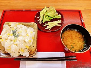 .

秩父宮記念公園うぐいす亭です☕️

うぐいす亭では、季節のご飯プレートが『新玉ねぎの炊き込みご飯』から『とうもろこしの炊き込みご飯』に変わりました🌽

とうもろこしのやさしい甘みと香ばしい風味が口いっぱいに広がる、シンプルながらも味わい深い一品です。
旬のとうもろこしをたっぷり使って炊き上げました🍚

付け合わせと味噌汁付きで900円での販売です。

旬の美味しさをぜひお楽しみください！

#秩父宮記念公園
#秩父宮記念公園うぐいす亭
#とうもろこしの炊き込みご飯
#季節のご飯プレート
#期間限定