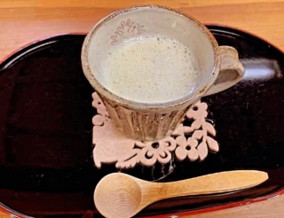 .

秩父宮記念公園うぐいす亭です☕️

うぐいす亭では、毎年好評の『和栗の豆乳ラテ(税込600円)』の販売を開始しています！

園内で収穫されたやさしい甘さの和栗と、まろやかな豆乳を合わせた秋にぴったりのラテは、ひと口飲むと和栗の豊かな風味がふんわり広がり、ほっとする味わいに仕上がっています☕️

数量限定での販売となりますのでお早めにどうぞ😌

#秩父宮記念公園
#秩父宮記念公園うぐいす亭
#和栗の豆乳ラテ
#数量限定