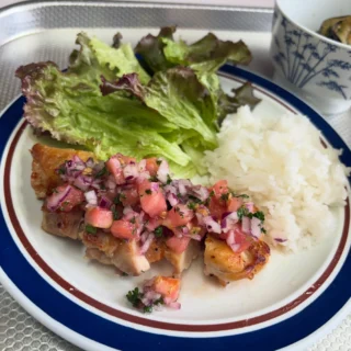.
　
御殿場市民会館カルチャー教室
日常に役立つおいしい家庭料理
　
旬野菜の創作家庭料理で人気の
裾野市『緑笑庵』店主を講師に迎え
月1回開催している家庭料理を学ぶ講座です。
　
　
8月・9月まとめてご紹介します。
　
＼ 8月のメニュー ／
＊チキンソテーのビナグレッチソース
＊なすのしそおかか和え
＊かぶとベーコンのスープ
＊煎茶のゼリー
　
🔍ビナグレッチソースとは…
ブラジル料理で広く使われる
刻み野菜と酢をあわせた万能ソースだそうです🍅🧅
　
　
＼ 9月のメニュー ／
＊焼きビーフン
＊ささみのマヨ焼きサラダ
＊冬瓜のスープ
＊ブルーベリージャムのゼリー
　
　
講座では薬膳やマクロビオテックの要素を取り入れた
講師オリジナルメニュー全4品（主菜・副菜・汁物・デザート）を学びます。
　
　
10月から下半期コースがスタートしますが
大好評につき現在キャンセル待ちとなっております🙇‍♂️
　
12月には同講師による「手づくりおせち教室」を開催！
10/2（金）から受付開始です🌟
詳細につきましては
御殿場市民会館カルチャースクールホームページをご覧ください🙌
　
　
主催・問合せ
御殿場市民会館📞0550-83-8000