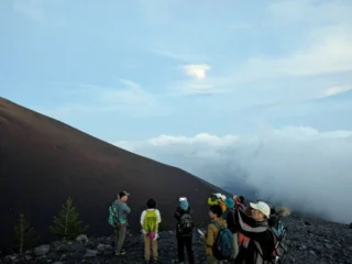 【世界に誇る富士山】

9/25は、宝永火口縁トワイライト&ナイトトレッキングへ行ってきました🌕

中秋の名月にあわせ、夕方から夜にかけて富士山富士宮口五合目周辺を歩きました！

五合目から宝永火口縁、軽めの富士登山を体験し宝永火口の中で軽食&月を愛でる贅沢時間✨
富士山の噴火口から月を眺めるなんて、この先あるのかな⁉︎
なんて、そう思うと貴重な時間です！

しかも宝永火口を貸し切りです。

森のたねの皆さんにガイドしていただき、個人では中々行けないツアーを実施できたこと、参加していただいたお客様がいらっしゃったこと、大変嬉しく思います。

夕方から夜に移り行く景色、雲の流れ、月の光、雲海、星もチラホラ、素敵でしたね✨

ご参加の皆様ありがとうございました！
森のたねの井戸さん・服部さん・丸原さん、貴重な体験をありがとうございました！

富士山は登るだけじゃない、眺めるだけじゃない、そこに佇むのも粋なものですね。

#富士山
#御殿場
#富士山みくりやの旅
#ミクリ
#樹海

ハイキング、トレッキング、バスツアー、御殿場アウトレット、
御殿場総合サービス、森のたね