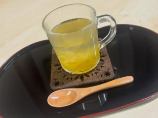 .

秩父宮記念公園うぐいす亭です☕️

うぐいす亭では、明日10/11(土)から『ホット柚子』&『柚子炭酸ジュース』の販売を開始いたします！

特製シロップを使った柚子の香り豊かなドリンクで、癒しのひとときをお過ごしください😌

どちらも400円での販売となります。

#秩父宮記念公園
#秩父宮記念公園うぐいす亭
#ホット柚子
#柚子炭酸ジュース
#柚子ドリンク