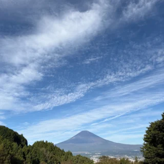 おはようございます。
秋の空と富士山がきれいに見えています。
日中はまだ暑さが残りますが、朝晩は少し肌寒くなって、寒暖の差が大きくなっています。
今週末は天気に恵まれそうで、当キャンプ場もに賑わいそうです。若干空きもありますので、お問い合わせください。
#乙女森林公園
#乙女森林公園キャンプ場
#御殿場市
#富士山
#富士山の見えるキャンプ場
#金時山
#箱根
#ミクリ
#micri