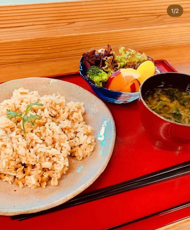 .

秩父宮記念公園うぐいす亭です☕️

うぐいす亭では、季節のご飯プレートが『新生姜の炊き込みご飯プレート』に変わりました！

ピリッと辛い園内産の生姜と甘い油揚げの風味が相性バッチリな炊き込みご飯です😊

この機会にぜひご賞味ください！！

#秩父宮記念公園
#秩父宮記念公園うぐいす亭
#新生姜の炊き込みご飯
#季節のご飯プレート
#期間限定