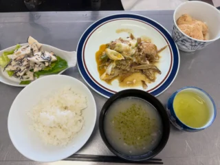 .
　
御殿場市民会館カルチャー教室
日常に役立つおいしい家庭料理
今月のメニューをご紹介🍽️
　
　
旬野菜の創作家庭料理で人気の
裾野市『緑笑庵』店主を講師に迎え
月1回開催している家庭料理を学ぶ講座です。
　
今月から下半期コースがスタート！
今期は大好評につき定員に達しております🈵🌟
　
　
＼ 10月のメニュー ／
＊ごぼうと鶏挽き肉の柳川風
＊れんこんのツナマヨサラダ
＊長芋のすり流し
＊おから白玉
　
　
講座では薬膳やマクロビオテックの要素を取り入れた講師オリジナルメニュー全4品（主菜・副菜・汁物・デザート）を学びます。
　
　
12/19（土）には同講師による
「手づくりおせち教室」を開催にあたり
現在、受講生募集中です💨
手づくりおせちにチャレンジしてみませんか？💪🔥
ぜひお気軽にご参加ください。
　
詳細につきましては御殿場市民会館カルチャースクールホームページをご覧ください。
　
　
主催・問合せ
御殿場市民会館📞0550-83-8000